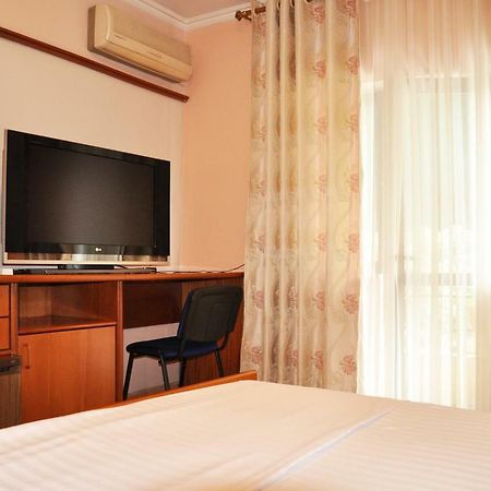 Lugano Hotel Тирана Экстерьер фото