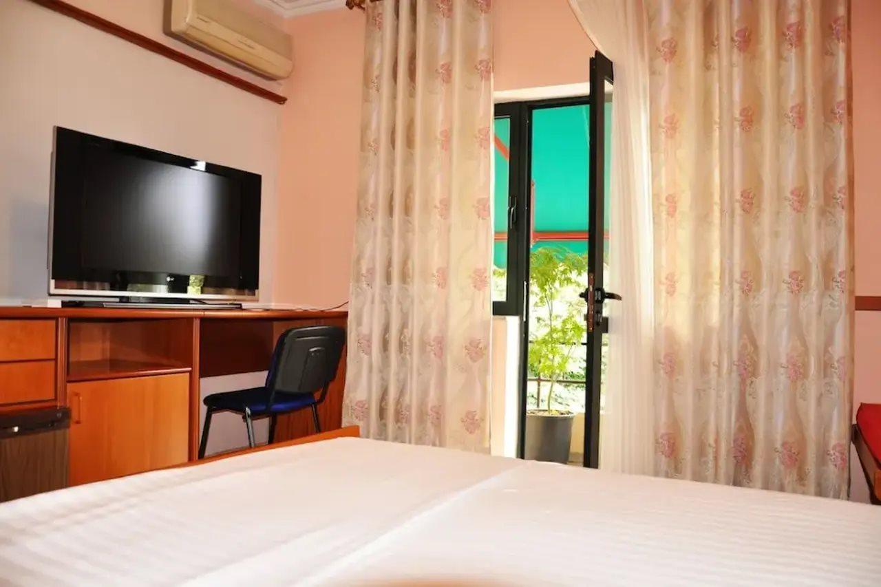 Lugano Hotel Тирана Экстерьер фото