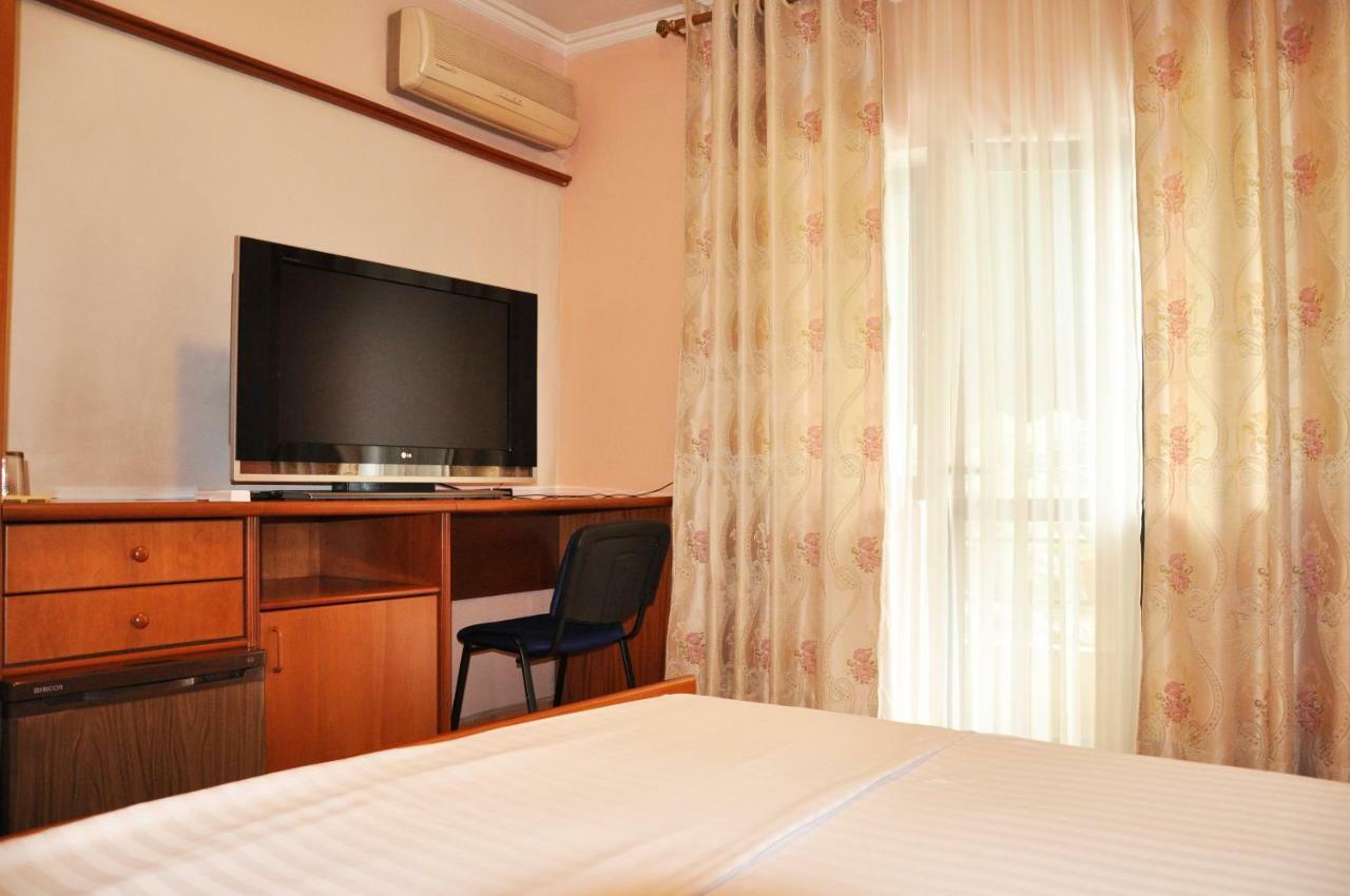 Lugano Hotel Тирана Экстерьер фото